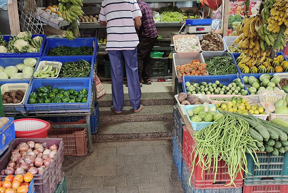 A vegetable vendor's shop in Mangaluru (or Mangalore), southern India. Farmers were protesting new laws that paved the way to give corporations control over the agriculture sector in India. (Thomas Scaria)