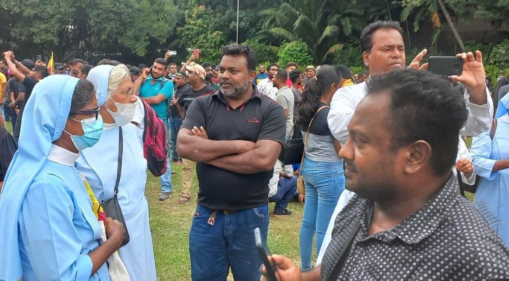 Nuns in discussion with some youth leaders during protests in Galle Face, Colombo, capital of Sri Lanka. (Courtesy of Shiroma Kurumbalapitiya)