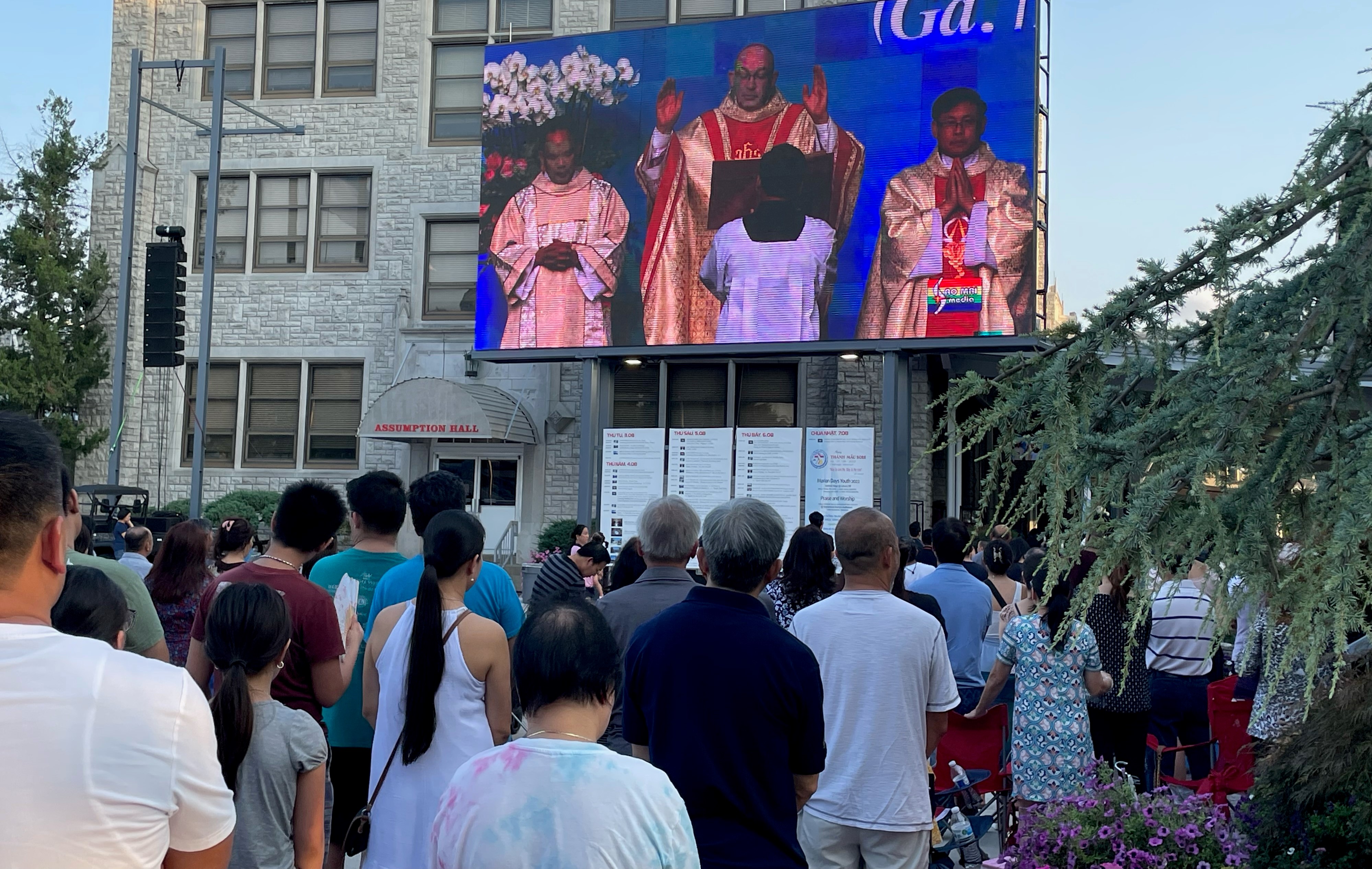 Marian Days participants watch Bishop Edward Rice of the Diocese of Springfield-Cape Girardeau celebrate the opening Mass of the festival in Carthage, Missouri, Aug. 4. (Peter Tran)