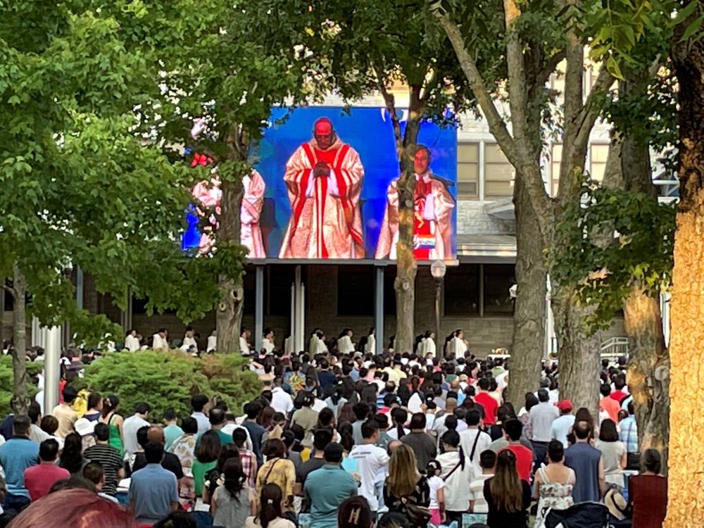 Marian Days participants watch Bishop Edward Rice of the Diocese of Springfield-Cape Girardeau celebrate the opening Mass of the festival in Carthage, Missouri, Aug. 4.