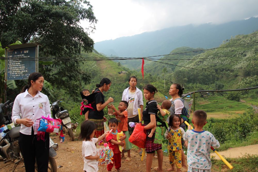 Hmong ethnic villagers enjoy candy and cakes and play with toys at Pin Pe Subparish Sept. 3. (GSR photo/Joachim Pham)