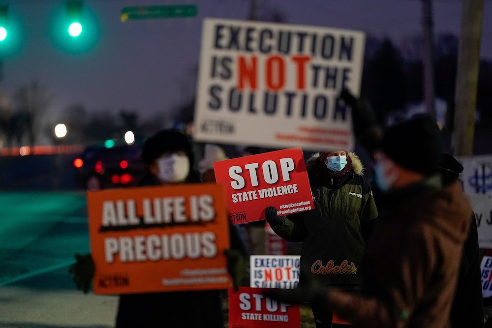 Manifestantes en Terre Haute, Indiana, se reúnen para protestar por la ejecución de Lisa Montgomery el 12 de enero de 2021, quien fue ejecutada por inyección letal en la prisión federal de Terre Haute poco después de que el Tribunal Supremo de Estados Unidos anulara la suspensión de su ejecución a la 1:31 de la madrugada, hora del este. Ella fue la primera mujer en ser ejecutada en una prisión federal desde 1953. (Foto: CNS/Reuters/Bryan Woolston)