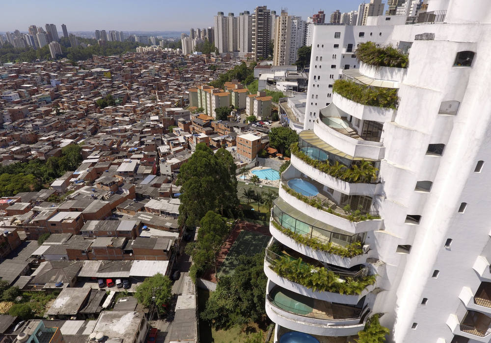 The Moumbi luxury apartments overlook the Paraisópolis Favela in São Paulo, Brazil. (Shutterstock/Caio Pederneiras)