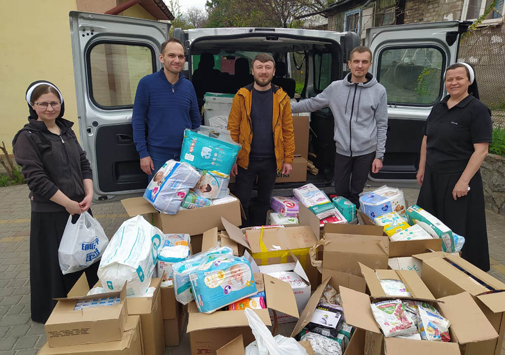 Basilian Sisters in Ukraine distribute humanitarian aid. (Courtesy of the Basilian Sisters)