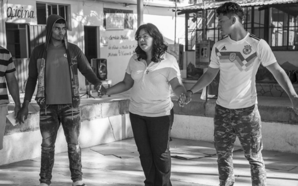 La hermana del Ángel de la Guarda Concepción Marroquín Nolasco dirige una oración de grupo antes de comer en el patio del Albergue Hermanos en el Camino en Ixtepec, México.