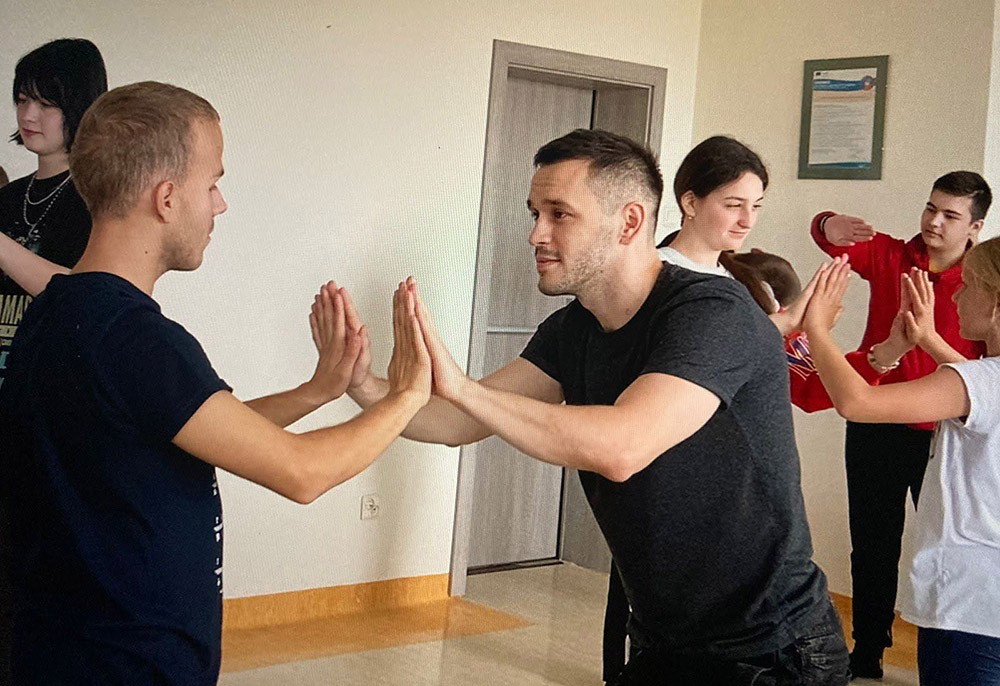 Actor and new social theater facilitator Mykola Panaciuk works with a blind Ukrainian refugee during a workshop in Bialystock, Poland. (Courtesy of Mykola Panaciuk)