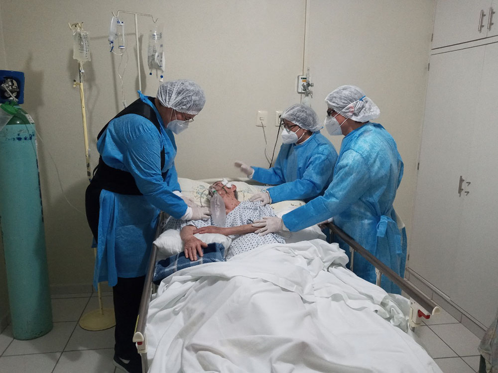 Members of the Daughters of Mary Immaculate of Guadalupe tend to a COVID-19 patient in the sisters' health service. (Courtesy of the International Union of Superiors General)