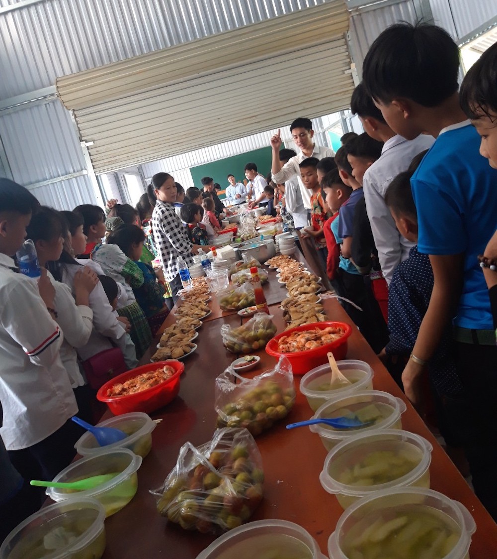 Hmong children pray before a meal at Lai Chau parish. (Mary Do Thi Quyen)