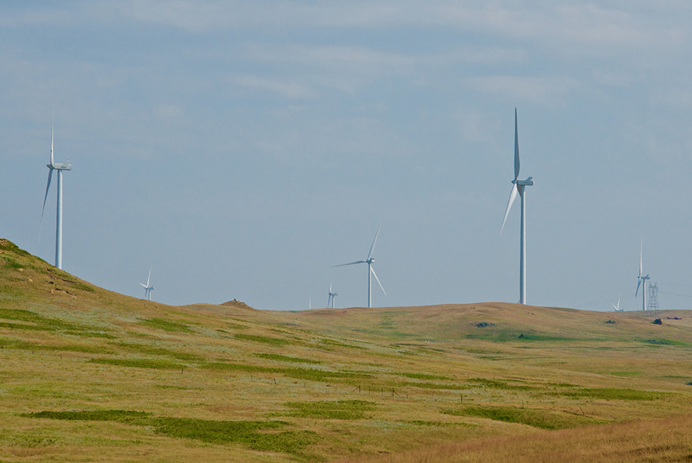 Wind turbines along Interstate 94 west of Bismarck, North Dakota (GSR photo/Dan Stockman)