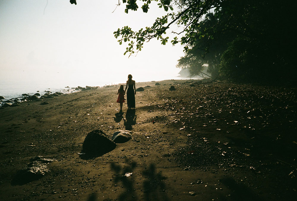 Mother and child walking (Unsplash/Anton Luzhkovsky)