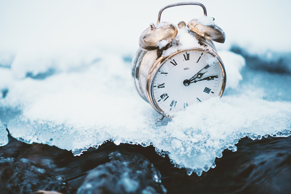 Alarm clock in thawing ice (Dreamstime/Tibor Ďuriš)