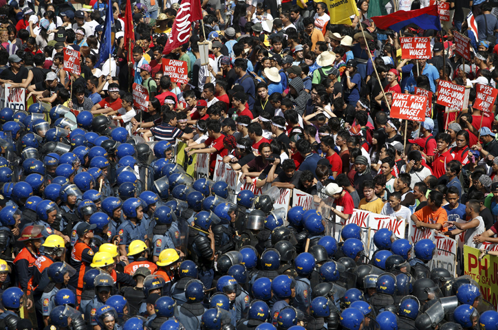 Protesters face riot police near the venues of the Asia-Pacific Economic Cooperation (APEC) summit in the capital city of Manila, Philippines Nov. 19. (CNS/Edgar Su, Reuters)