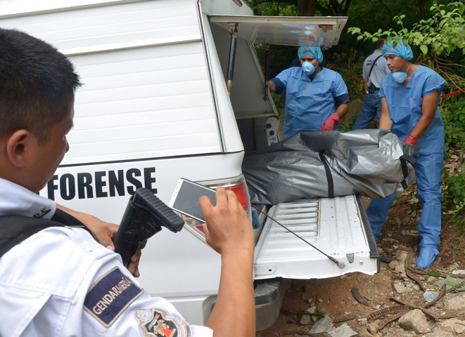 Authorities recover dead bodies found at a mass grave in Acapulco, Mexico, in this Sept. 17, 2015, file photo. (CNS/Francisca Meza, EPA)
