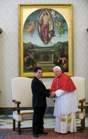 In a 2009 file photo, Vietnamese President Nguyen Minh Triet and Pope Benedict XVI are pictured during a private meeting at the Vatican. (CNS photo/Alessia Giuliani, Catholic Press Photo)