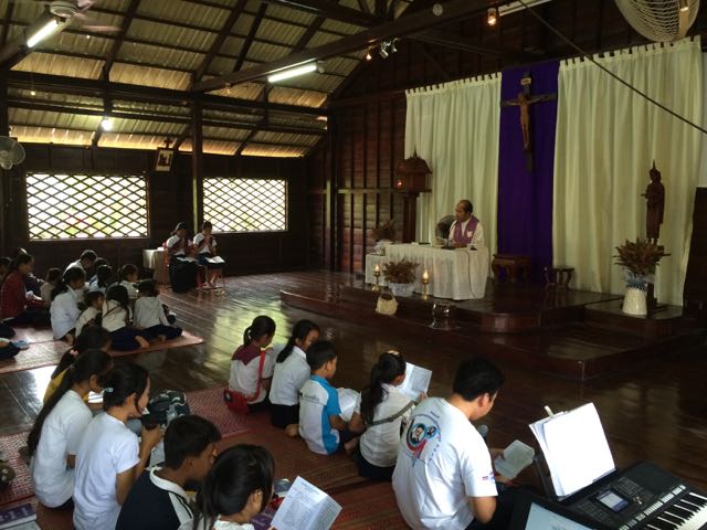 Jesuit Father Stepanus Winarto celebrating mass at St. John the Apostle (Photos by Tom Fox)