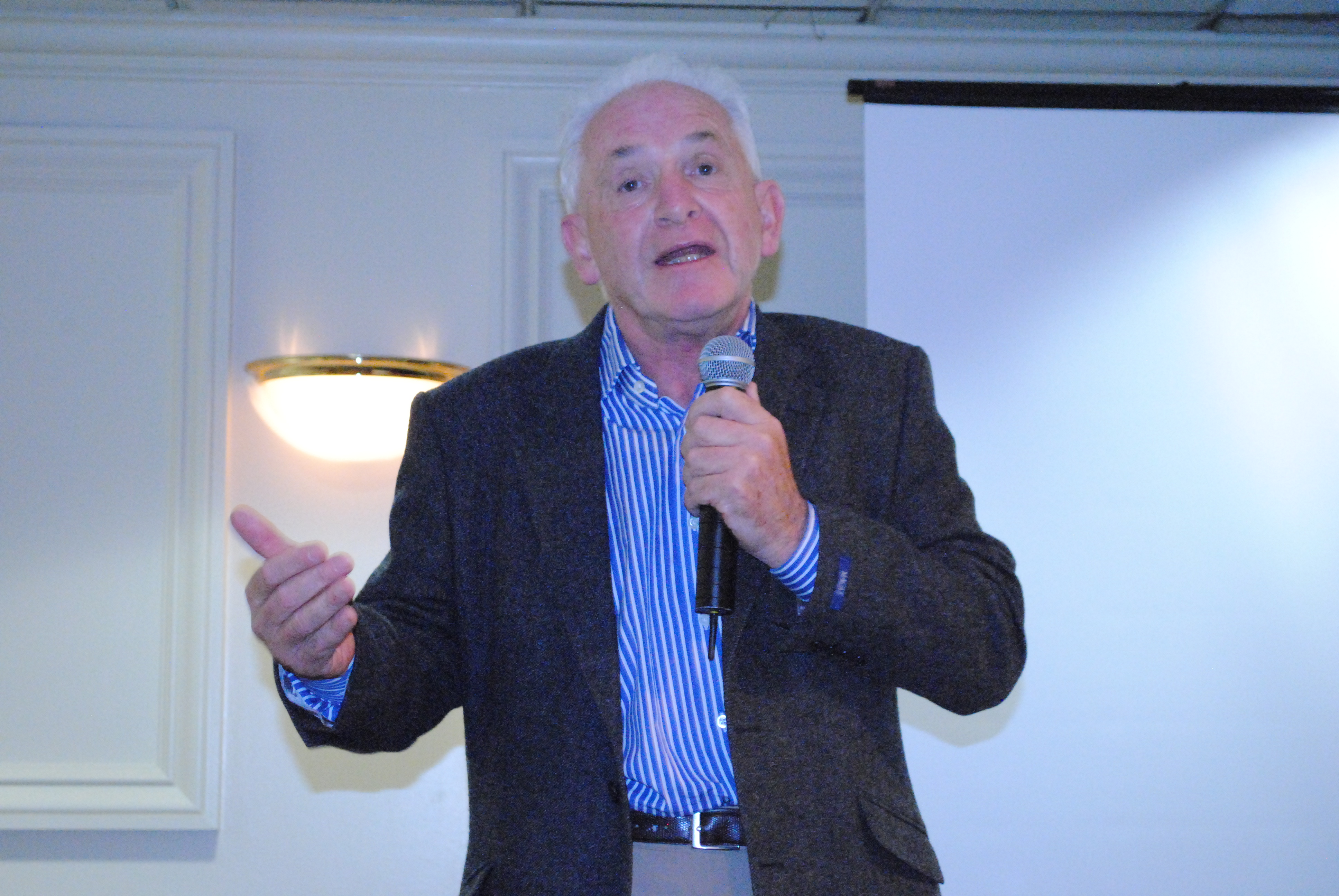 Fr. Tony Flannery speaks to a crowd during a late afternoon presentation at Call To Action's 2014 National Conference in Memphis. (NCR photo/Mick Forgey)