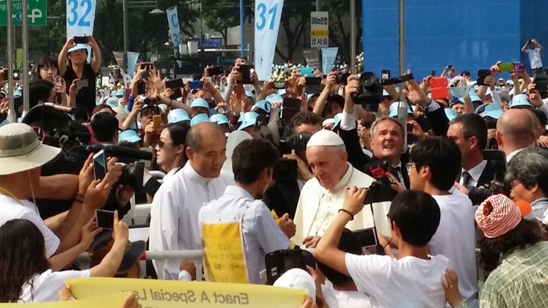 Fasting father touches hands of Pope Francis (Courtesy of ferryboat victim families)