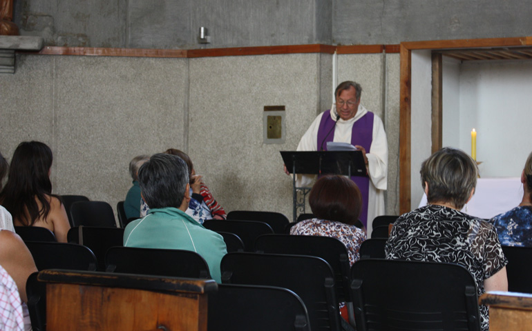 Fr. Gerardo Joannon celebrates Mass at Parroquia la Anunciación in Santiago, Chile. (Gustavo Villarrubia)