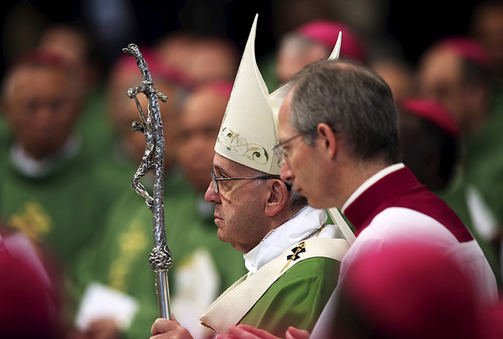 Pope Francis arrives to lead a Mass to mark the closure of the synod on the family in St. Peter’s Basilica at the Vatican on Oct. 25, 2015. (REUTERS/Alessandro Bianchi)