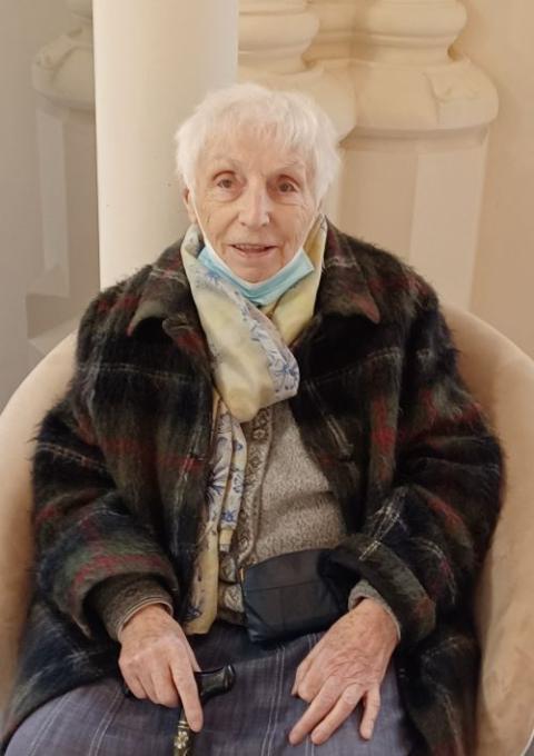 La Hna. St. Michel, dominica de 97 años, descansa en una silla. 