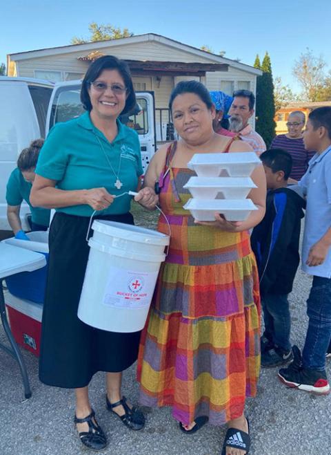 La Hna. Gabriela Ramírez, de las Misioneras Guadalupanas del Espíritu Santo, presta ayuda a las víctimas de las inundaciones de octubre de 2021 en Pelham, Alabama.