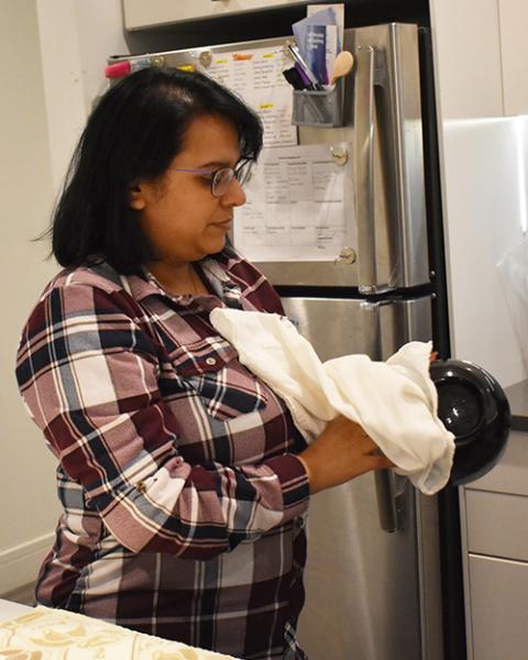 Maribah Ishaq, novicia de las Hermanas de Loreto al Pie de la Cruz, seca los platos para los postres en el Noviciado Colaborativo Intercongregacional de Chicago. (Foto: Julie A. Ferraro)