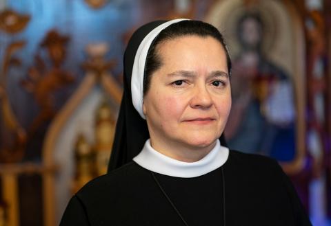 La Hna. Yanuariya Isyk, miembro de las Hermanas de la Orden de San Basilio el Grande cuyo ministerio tiene su sede en la capital de Kiev, aparece en la foto en la capilla de un pequeño apartamento del monasterio que comparte con otras dos hermanas. (Foto: RSG/Gregg Brekke)