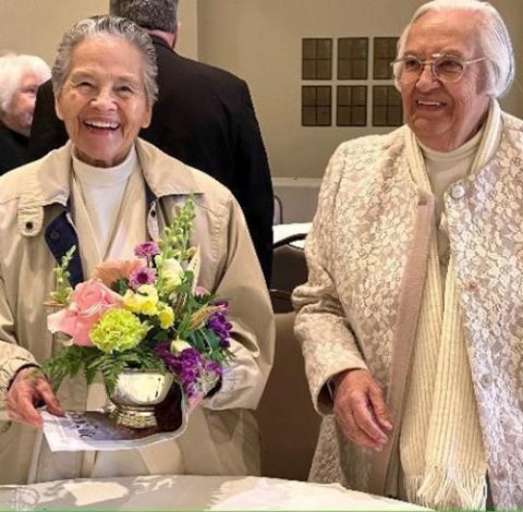 Las hermanas Edith Lugo y Teresa Aguinaga, MGSpS, disfrutan de la fiesta de la Hna. María Eugenia Moreno, quien celebra su jubileo.