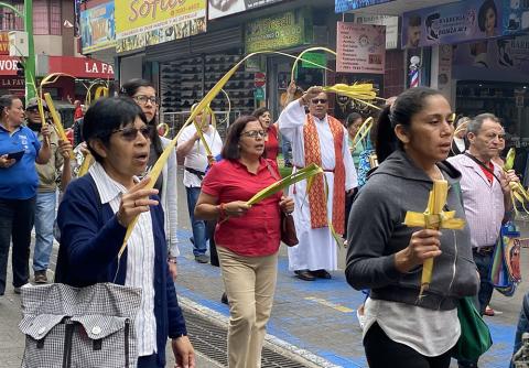 La hermana Scalabriniana María Angélica Tiralle, con suéter azul a la izquierda, participa en el Domingo de Ramos junto con migrantes de la Iglesia de Nuestra Señora de La Merced en San José, Costa Rica, el 2 de abril. (Foto: GSR/Rhina Guidos)