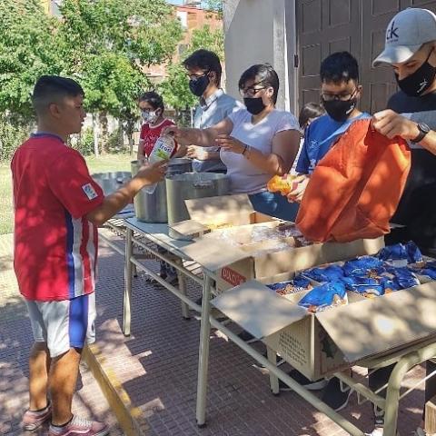 Servimos la merienda junto a los jóvenes de la parroquia de la Virgen de la Asunción durante el tiempo de pandemia. (Foto: cortesía Natalia Lazarte) 