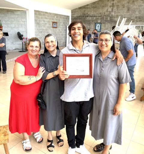 Día de entrega de diploma como ‘Embajador de la esperanza’ a uno de los internados recuperados en la fazenda. (Foto: cortesía María G. Trivilino)