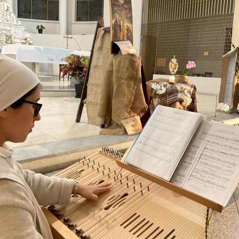 A sister performs the psalter during a day of prayer for peace at the Church of the Monastery of the Incarnation in Lima, Peru, Oct. 17. (Begoña Costillo)