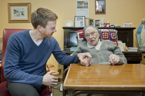 El periodista irlandés James Creedon entrevistó a la Hna. Paschal O'Sullivan para preparar un documental sobre la vida de la religiosa que culminó en 2016. (Foto: cortesía Sarah Mac Donald)