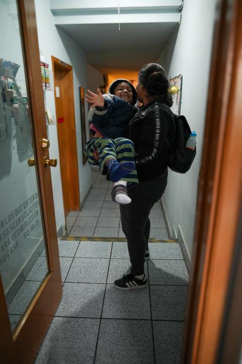 At the Instituto Madre Asunta, a team of specialists and volunteers receives, listens to, and identifies the needs of migrant women, whom they guide in the search for solutions to their needs. (Jorge Nieto)