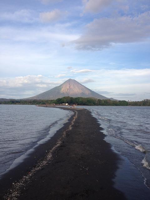 "Resistimos porque unidos somos un volcán que no se apaga, aunque a veces sentimos que el fuego de la esperanza se envuelve en las cenizas frías de sueños sin cumplir": Vuelo en V. [Isla Ometepe en Nicaragua; al fondo el volcán Concepción]. (Foto: Pixabay)