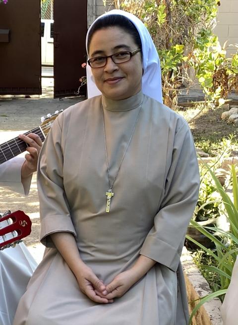 La Hna. Claudia del Rosario Zaldaña, de las Carmelitas de San José, posa para una foto el 30 de enero de 2022 en Potonico, El Salvador. La religiosa, quien ahora vive en Costa Rica, dice que al leer el diario de san Óscar Romero se acercó a él, y su vida dedicada a los pobres y vulnerables influyó en su vocación, así como su ministerio. (Foto: GSR/Rhina Guidos) 