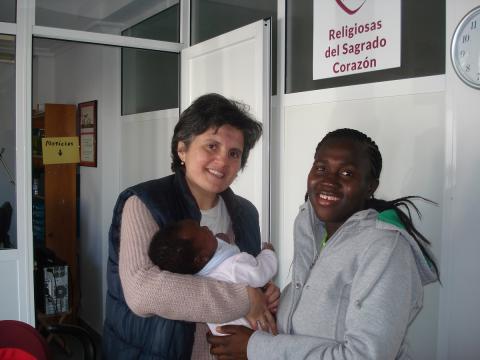 La hermana Fátima Santaló-Osorio con una mujer migrante y su bebé. (Foto: cortesía Fátima Santaló-Osorio)