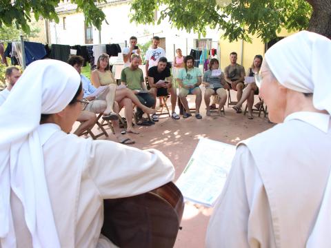 Dos hermanas Agustinas cantan en el albergue parroquial de Carrión de los Condes, España, durante el encuentro musical con los peregrinos del Camino de Santiago. (Foto: cortesía Monasterio de la Conversión, Ávila, España)