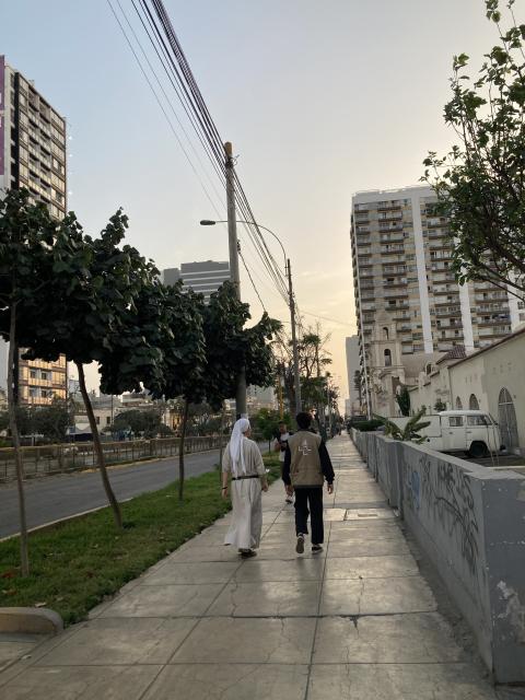 Una hermana camina por la ciudad de Lima junto a un voluntario de la pastoral social del monasterio de la Encarnación. (Foto: cortesía Begoña Costillo) 