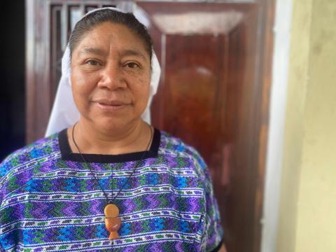 Hna. Angelina Chex, vicaria general de las Hermanas Misioneras de la Eucaristía en San Andrés Semetabaj, habla el 22 de agosto 2023 sobre la influencia de su fundadora, la Hna. Tonia Orland. (Foto: GSR/Rhina Guidos) 