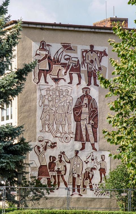 Thomas Müntzer is the largest figure in a mural of farmers, peasants and workers, designed in 1970 by Karl Holfeld, on a school in Bodenrode, Eichsfeld district, Germany. (Wikimedia Commons/Jan Stubenitzky)