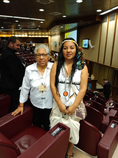 La Hna. Zully Rojas Quispe junto a Yessica Patiachi, miembro de la cultura Harakbut, lideresa indígena y una de las vicepresidentas de la Red Eclesial Panamazónica (REPAM) durante el Sínodo para la Amazonía celebrado en Roma en octubre de 2019. (Foto: cortesía Hna. Zully Rojas Quispe)