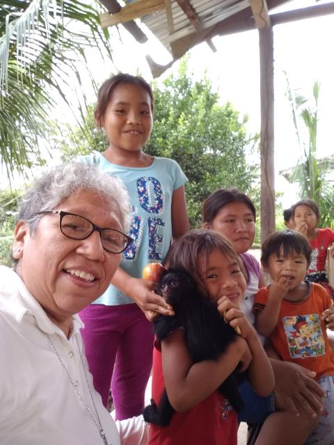 La hermana dominica Zully Rojas Quispe junto a un grupo de niños indígenas que habitan en la Amazonía peruana. (Foto: cortesía Hna. Zully Rojas Quispe)