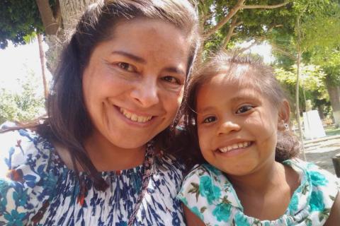 Mariana Olivo con Marisela, una de las niñas que participó en el curso de verano del Centro de Desarrollo Integral de las Mujeres Santa Escolástica (Cedimse) en julio de 2024, en Torreón, Coahuila, México. Cada verano, las hermanas organizan cursos para niños de escasos recursos, ofreciendo talleres de arte, pintura, teatro, manualidades, deportes y más. (Foto: cortesía Mariana Olivo)