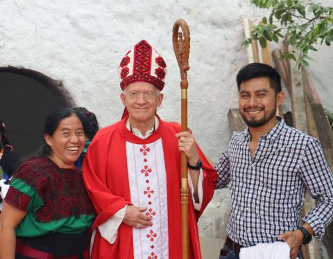 Hermana Patricia Josefina Hernández, Monseñor Rodrigo Aguilar Martínez y el párroco José Elías Hernández. (Foto: Eduardo Cordero)