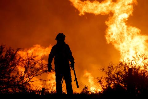 Un bombero es silueteado por las llamas de un incendio forestal en las afueras de Villa Carlos Paz, Argentina, martes 10 de octubre de 2023. (Foto: AP/Nicolás Aguilera)