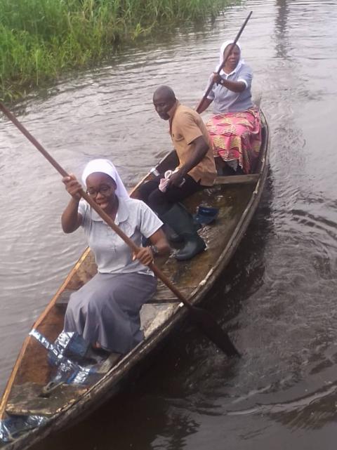 Las Misioneras Médicas de María practican el remo en canoa en su recinto tras una inundación. (Foto: Janefrances Oluchi Ihekuna)