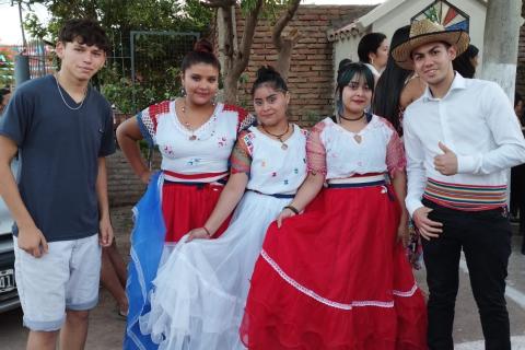 Jóvenes del grupo Iirũ en la capilla de Lourdes en Argüello, Lourdes, Córdoba, Argentina, con el traje típico de Paraguay. (Foto: cortesía Maite Fernández)