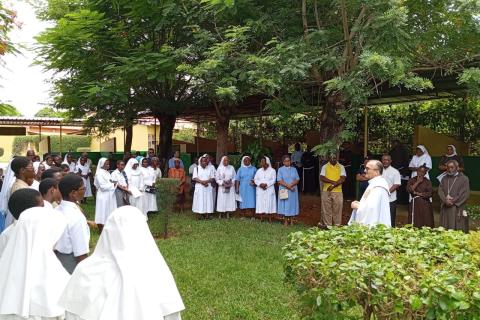Religiosos y religiosas de la arquidiócesis de Maputo durante la peregrinación para abrir la Puerta Santa en este año jubilar en la parroquia de San Antonio, en Maputo, Mozambique, en febrero del 2025.. (Foto: Pbro. Mario Bere, SVD)