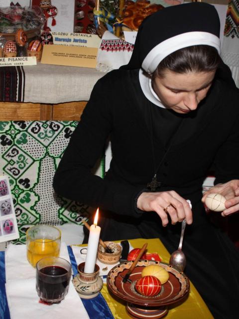 La Hna. Emanujila Vishka escribe pysanky con la técnica de cera en Zagreb, Croacia. (Foto: cortesía Hna. Emanujila Vishka, OSBM.)